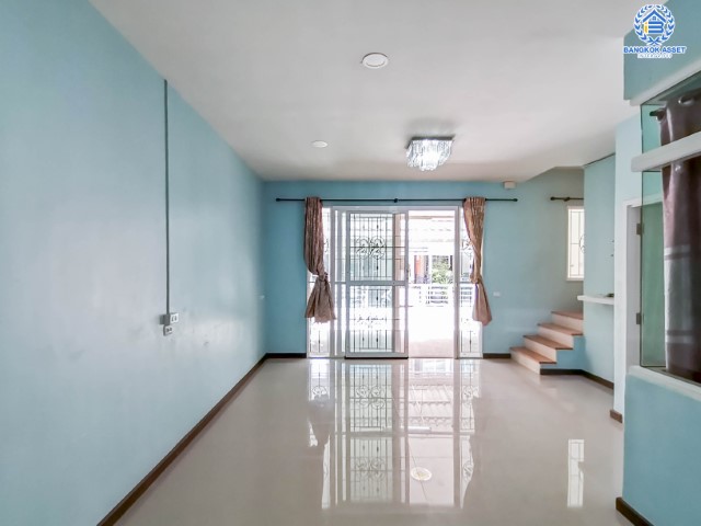 ทาวน์เฮ้าส์มือสองย่านนนทบุรี ม.กัสโต้ ปิ่นเกล้า-จรัญสนิทวงศ์ หลังมุม! คุณภาพแบรนด์ Q.House เนื้อที่เยอะถึง 20.8 ตร.ว. ฟังก์ชันจัดเต็ม 4 ห้องนอน 3 ห้องน้ำ 2 ที่จอดรถ บ้านพร้อมอยู่ ทำเลเดินทางสะดวก ใกล้ใจกลางเมือง, รถไฟฟ้าสายสีแดง "สถานีบางบำหรุ" และทางด่วน "ศรีรัช"...